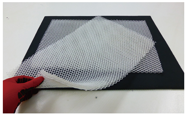 クーラーパットを取り付ける。